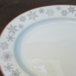 Plat ovale en porcelaine décoré de flocons