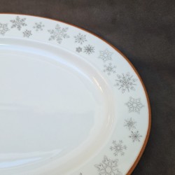 Plat ovale en porcelaine décoré de flocons