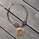 Collier grand pendentif, marron et or