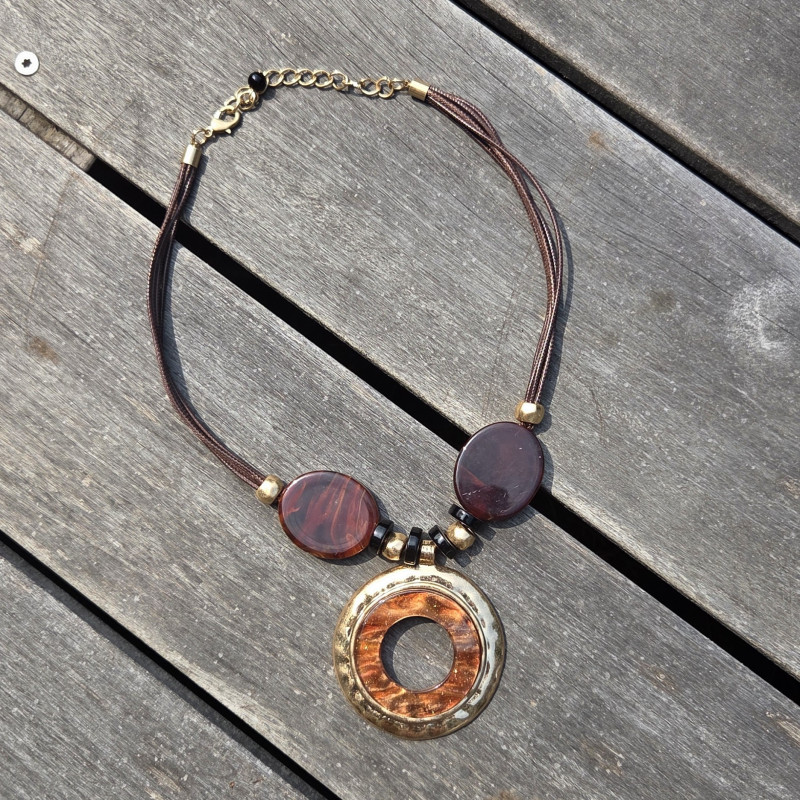 Collier grand pendentif, marron et or