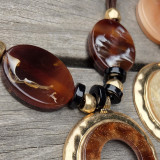 Collier grand pendentif, marron et or