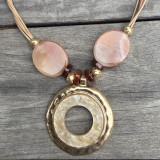 Collier grand pendentif, beige et or