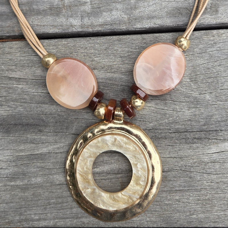 Collier grand pendentif, beige et or