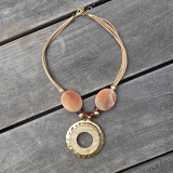 Collier grand pendentif, beige et or