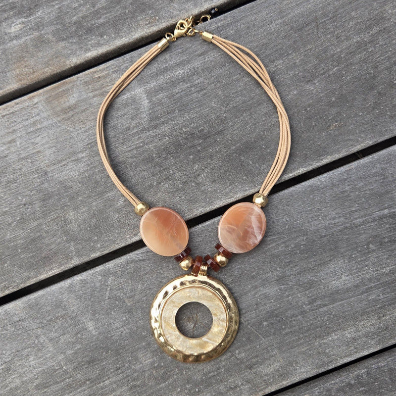Collier grand pendentif, beige et or