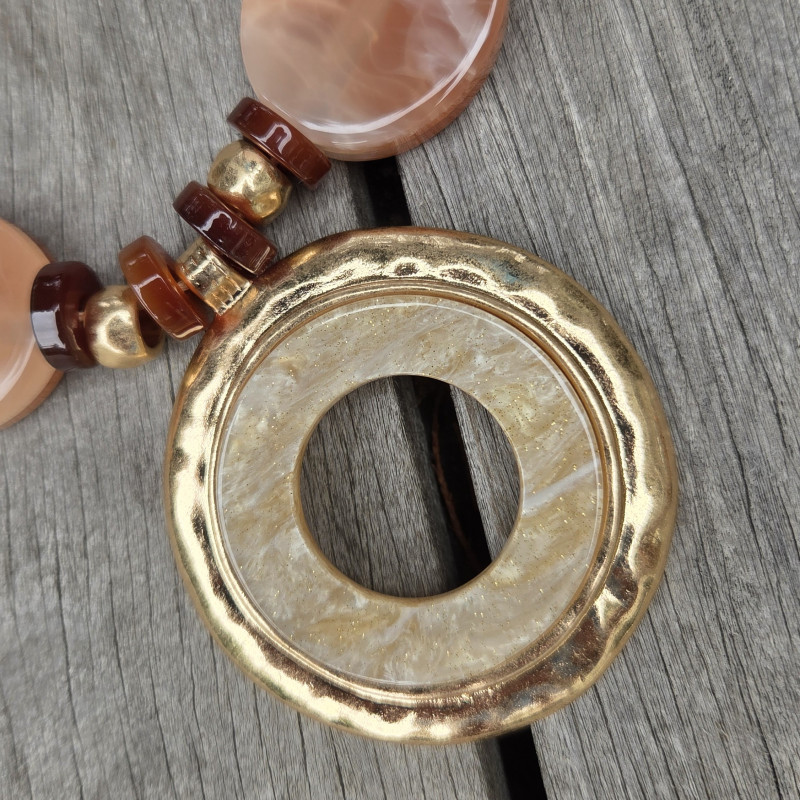 Collier grand pendentif, beige et or