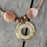Collier grand pendentif, beige et or