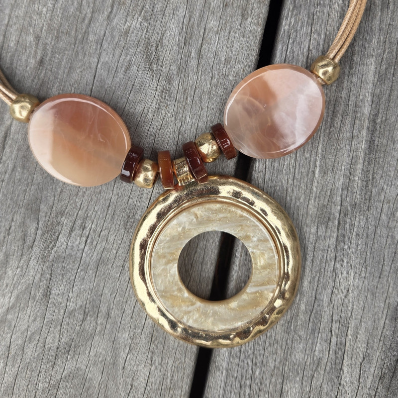 Collier grand pendentif, beige et or