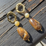 Boucles d'oreilles pendentif brun, beige et or