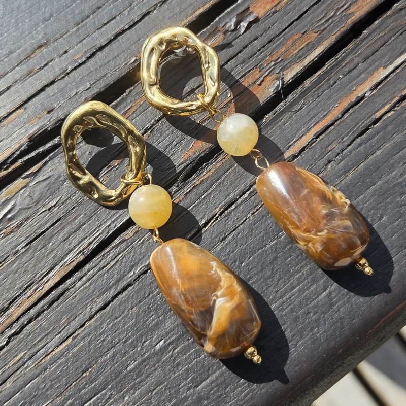 Boucles d'oreilles pendentif brun, beige et or