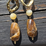 Boucles d'oreilles pendentif brun, beige et or