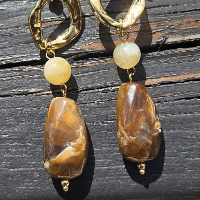 Boucles d'oreilles pendentif brun, beige et or