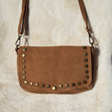 Sac bandoulière clouté en daim, taupe