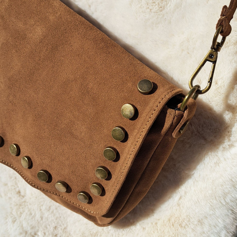 Sac bandoulière clouté en daim, taupe