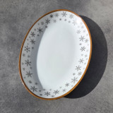 Plat ovale, porcelaine, décor flocons, extérieur brun