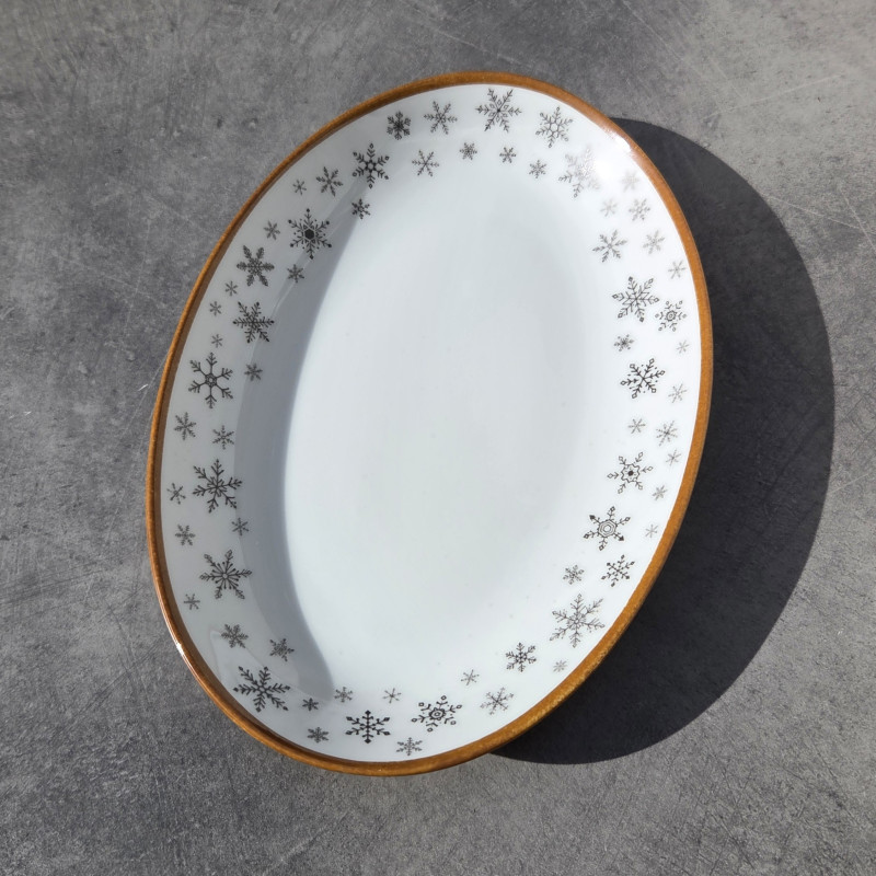 Plat ovale, porcelaine, décor flocons, extérieur brun