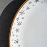 Plat ovale, porcelaine, décor flocons, extérieur brun